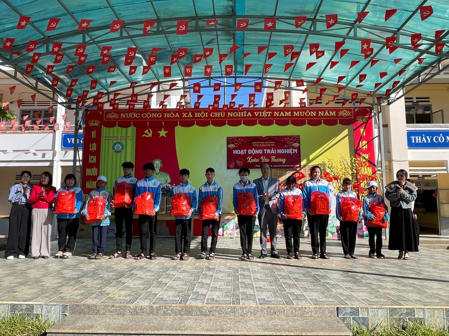 HOẠT ĐỘNG TRẢI NGHIỆM “XUÂN YÊU THƯƠNG” LAN TỎA TÌNH NGƯỜI – GẮN KẾT YÊU THƯƠNG TẠI TRƯỜNG THCS LÊ VĂN TÁM